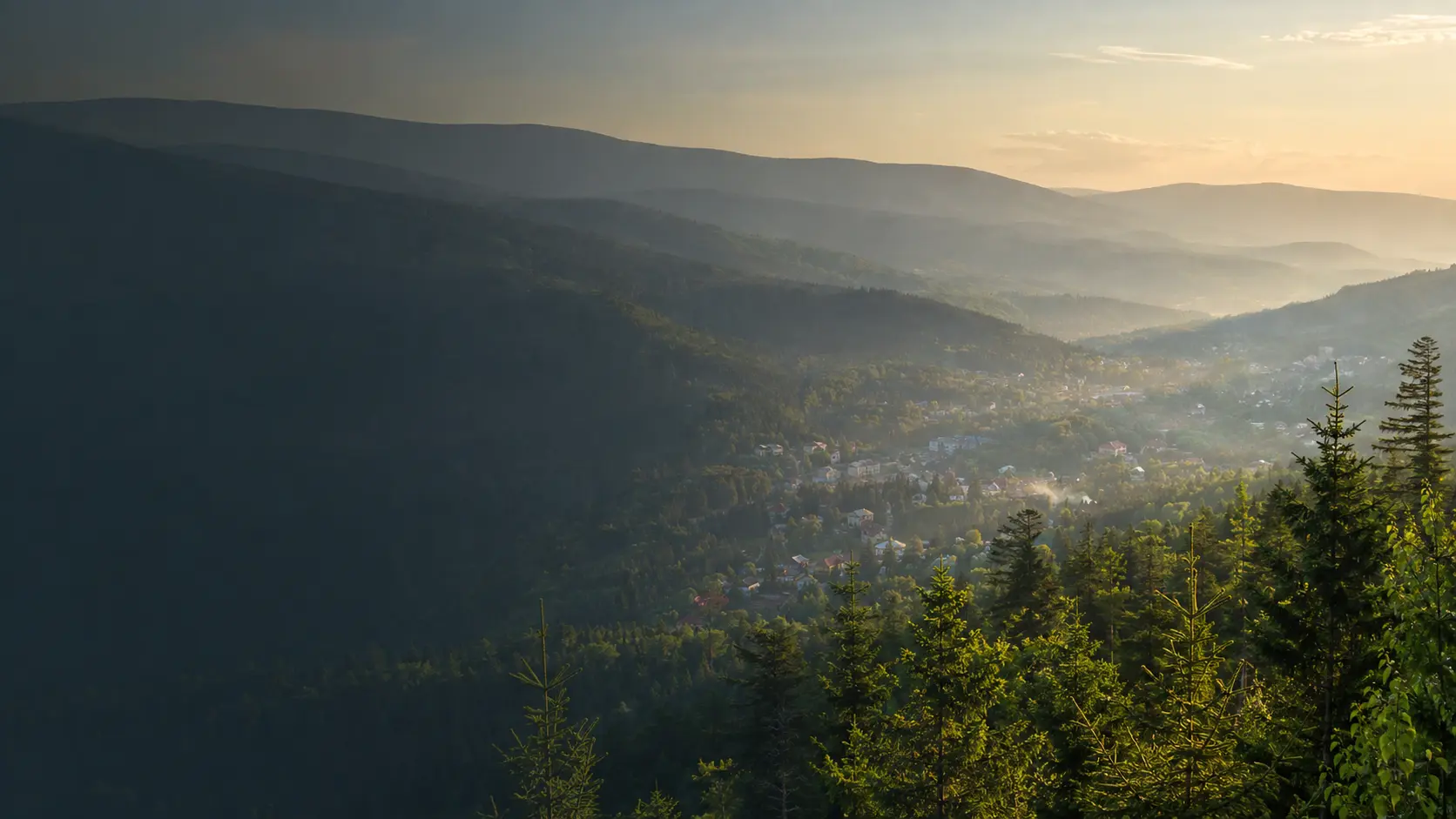 Panorama Karkonoszy i górskiej miejscowości o wschodzie słońca